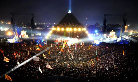 El Festival de Glastonbury y su Impacto en la Cultura Británica Contemporánea: Un Vistazo a un Monumento Musical y Social